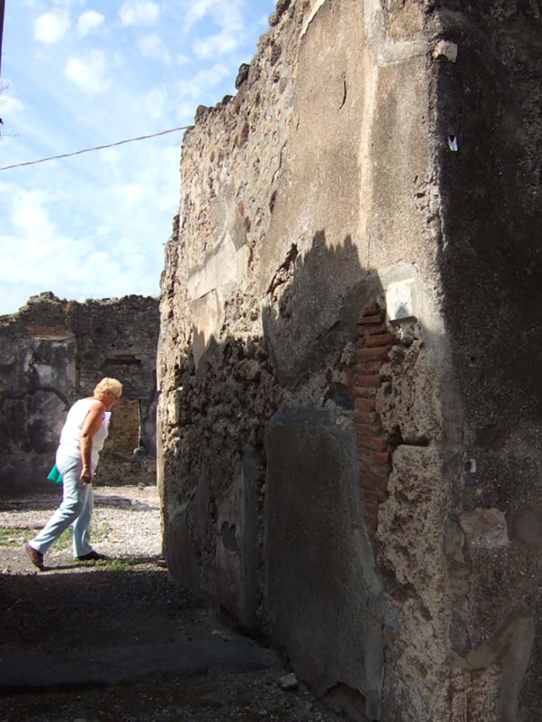 VII.15.8 Pompeii. September 2005. North side of entrance corridor.