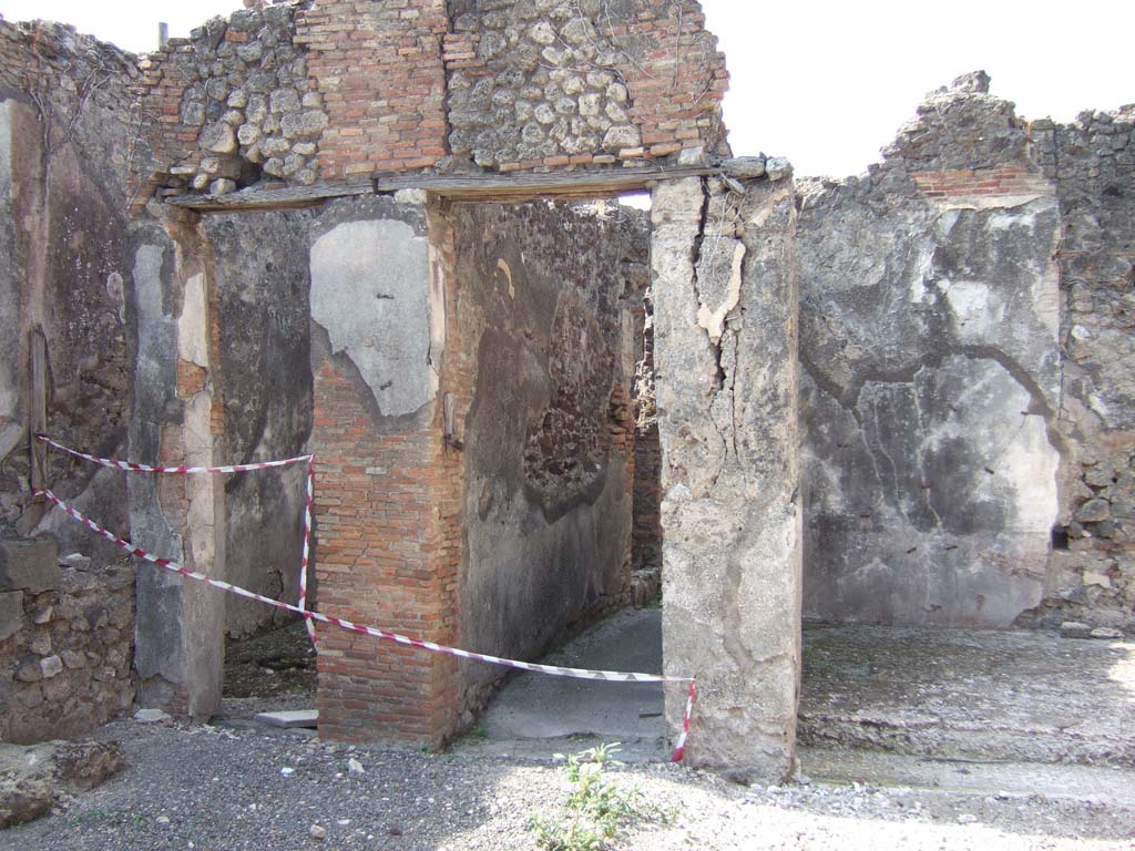VII.15.8 Pompeii. September 2005. Doorways on west side of atrium.