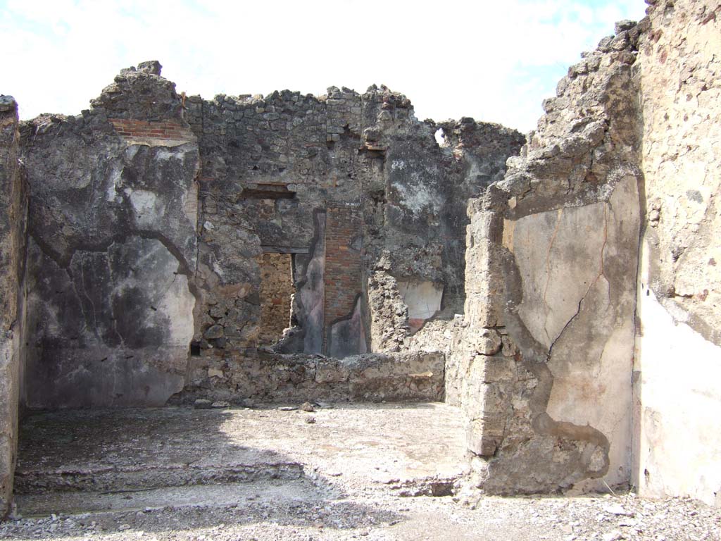 VII.15.8 Pompeii. September 2005. Looking west across tablinum, with window to oecus. 
The oecus also had a window overlooking the garden area, at the rear.
