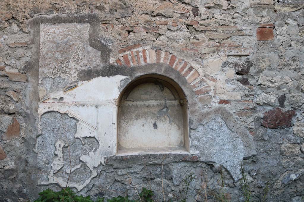 VII.15.8, Pompeii. December 2018. Detail of niche in north wall of garden area. Photo courtesy of Aude Durand.