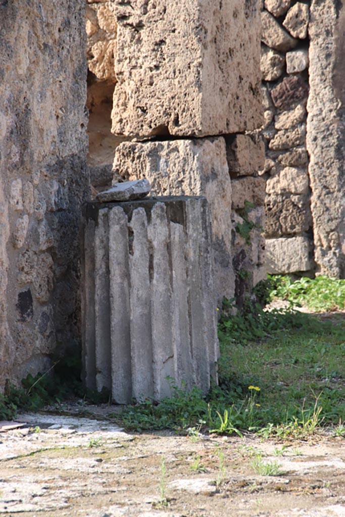 VII.16.13 Pompeii. October 2023. 
Detail of part of column near south wall of atrium. Photo courtesy of Klaus Heese.

