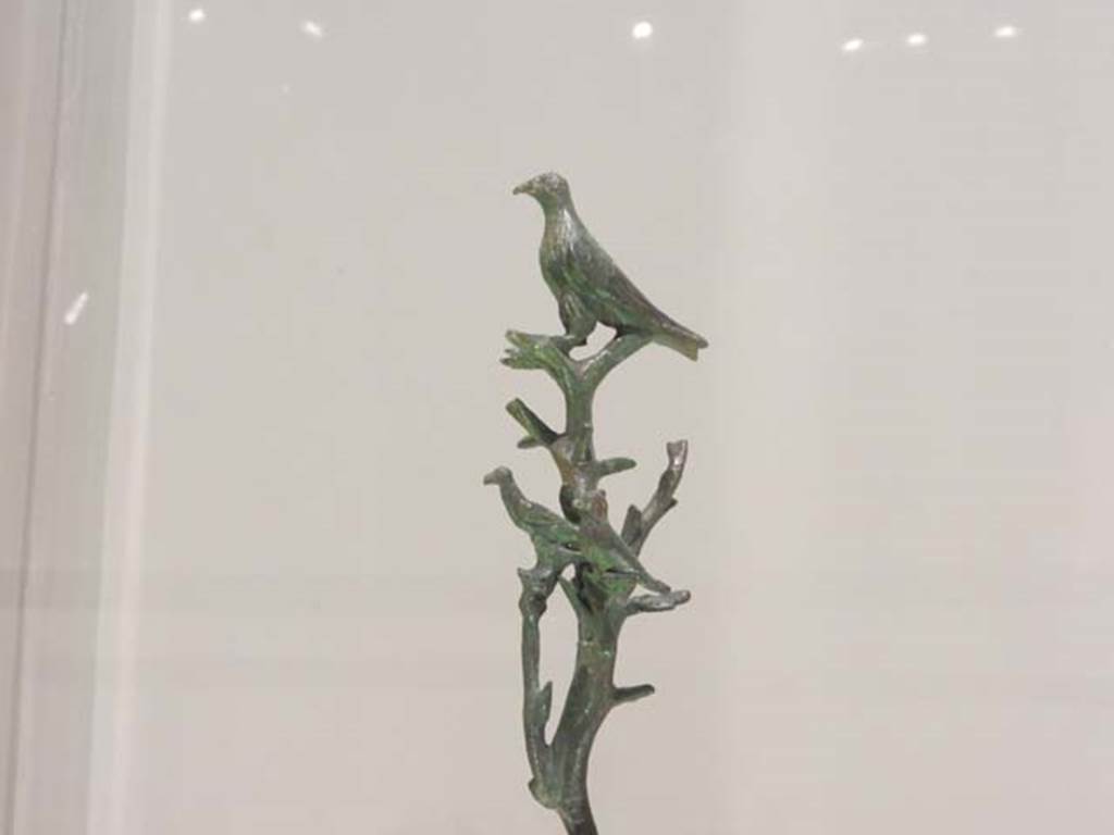 VII.16.17-22, Pompeii. May 2018. Detail of decorative element of bronze fountain with crow and two birds on a branch. 
Archaeological Park of Pompeii, but no inventory number given. Photo courtesy of Buzz Ferebee.
