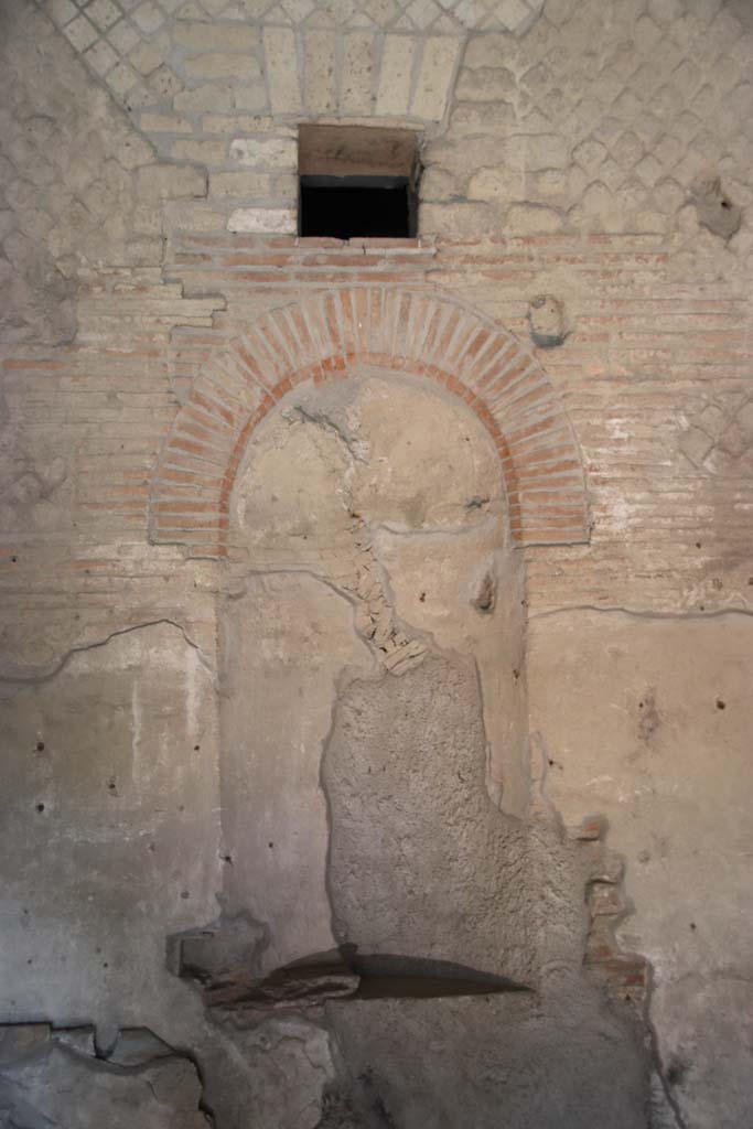 VII.16.a Pompeii. October 2020. Room 4, calidarium, recess in east wall. Photo courtesy of Klaus Heese.