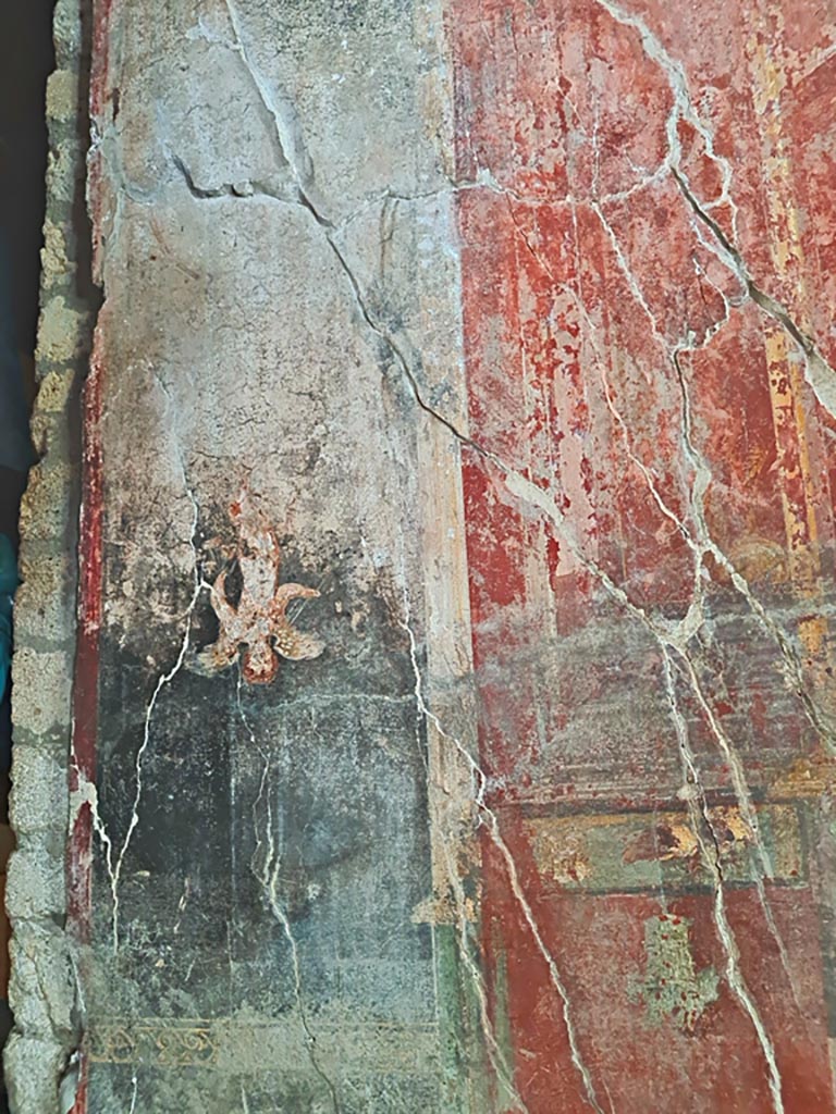 VII.16.a Pompeii. November 2023. 
Vestibule 8, painted wall plaster on east wall near doorway to room 7. Photo courtesy of Giuseppe Ciaramella.
