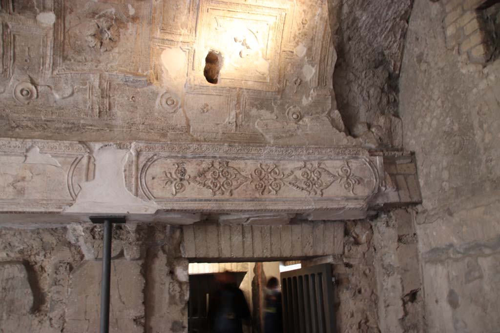 VII.16.a Pompeii. October 2020. Room 6, decorative stucco above doorway in south wall, in south-west corner. Photo courtesy of Klaus Heese.