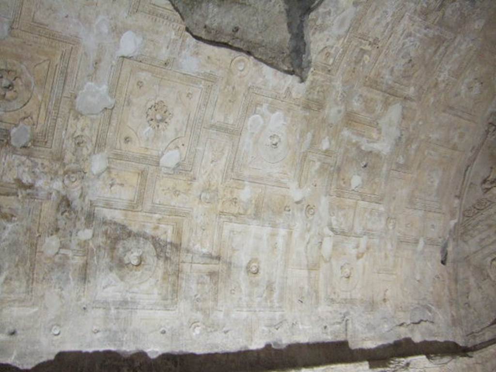 VII.16.a Pompeii. December 2006. Room 6, vaulted ceiling with stucco.