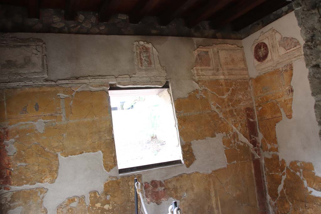 VII.16.a Pompeii. October 2020. Room 1, upper west wall and north-west corner. Photo courtesy of Klaus Heese.