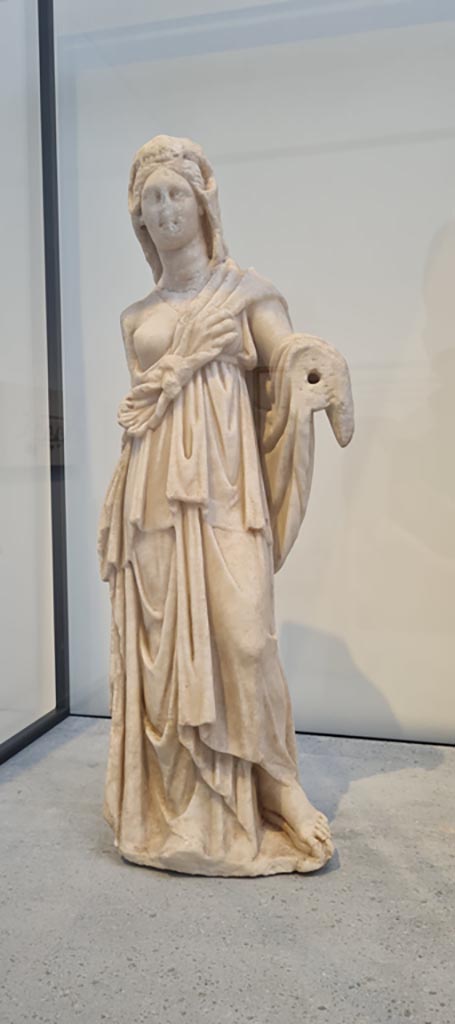 VIII.1.4 Pompeii. April 2022.
Marble statue of Omphale (made in Greece), found in VI.16.7. 
Photo courtesy of Giuseppe Ciaramella.
