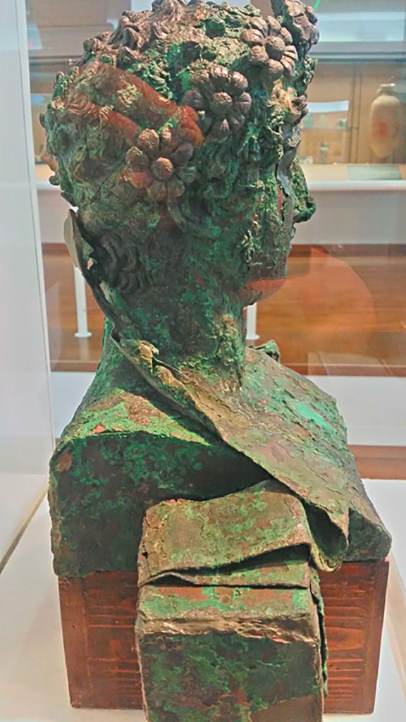 VIII.1.4 Pompeii, but on display in Boscoreale Antiquarium. December 2018.
Detail of bronze bust of Dionysus found at VI.17.42.Photo courtesy of Giuseppe Ciaramella.
