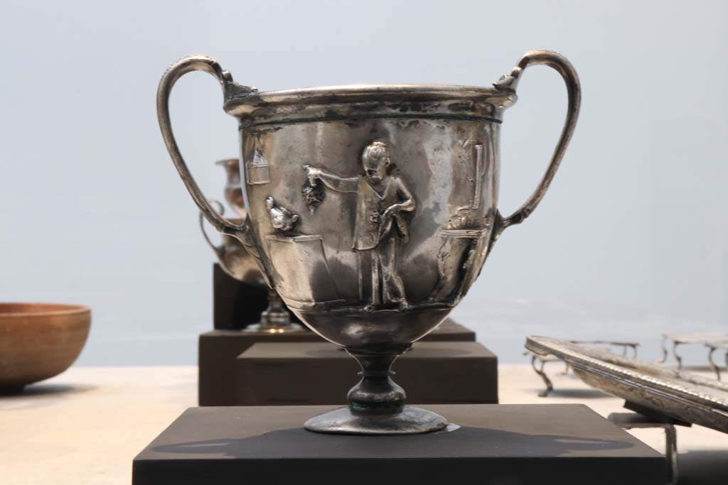 VIII.1.4 Pompeii. February 2021. Detail of one of the silver embossed cups from the table set found in Moregine.
Photo courtesy of Fabien Bièvre-Perrin (CC BY-NC-SA).

