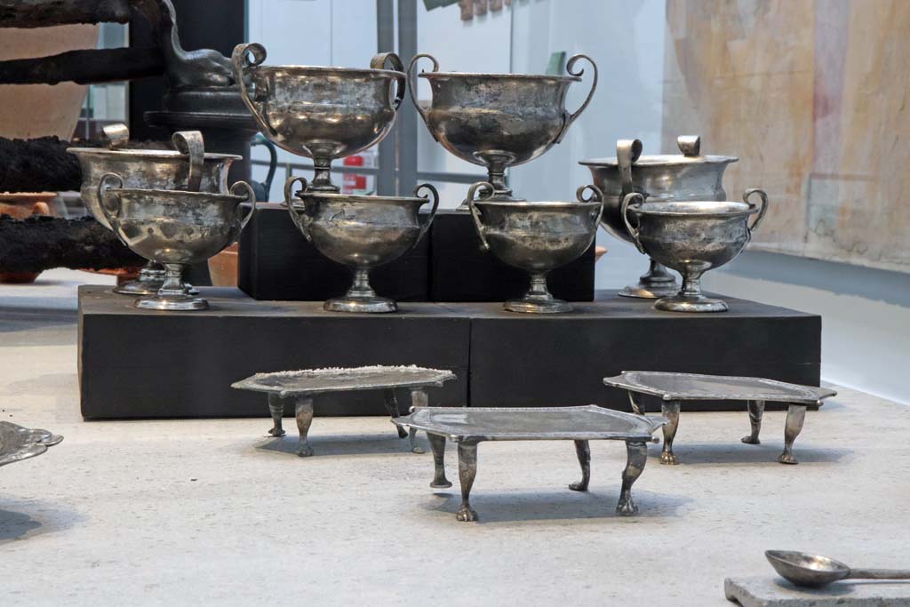 VIII.1.4 Pompeii. February 2021. Detail of the eight silver cups, not embossed, three stands, and teaspoon found in Moregine.
Photo courtesy of Fabien Bièvre-Perrin (CC BY-NC-SA).

