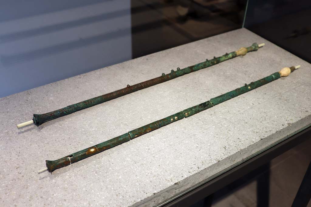 VIII.1.4 Pompeii. February 2021. Bronze and Ivory Flutes, found in Via del Vesuvio. Photo courtesy of Fabien Bièvre-Perrin (CC BY-NC-SA).