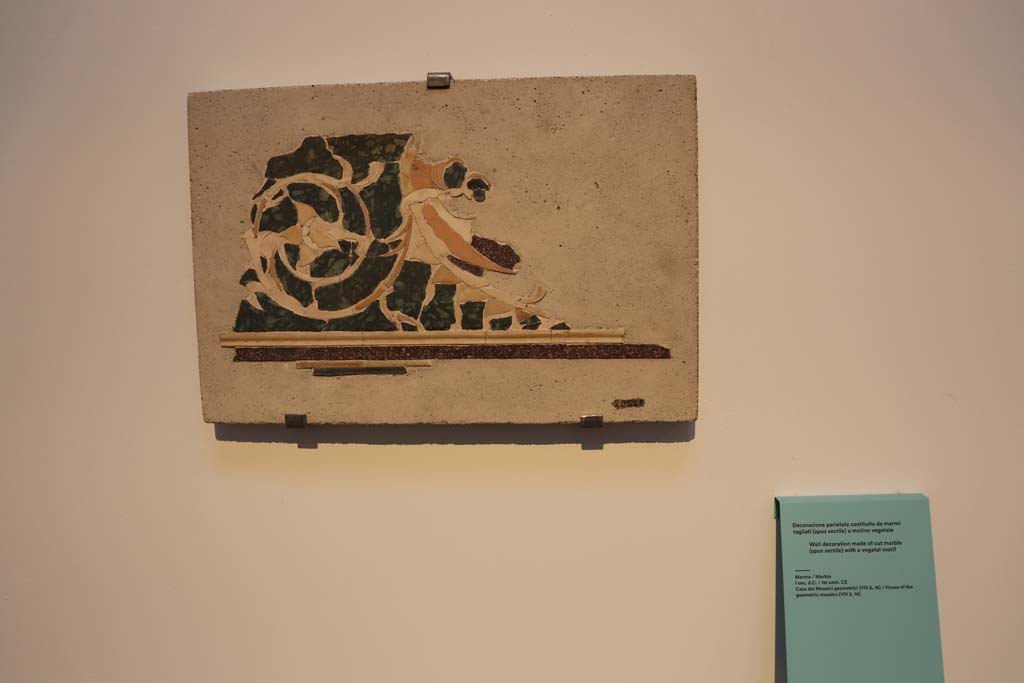 VIII.1.4 Pompeii. February 2021. Marble wall decoration made of cut marble (opus sectile) with a vegetal motif, from VIII.2.16.
Photo courtesy of Fabien Bièvre-Perrin (CC BY-NC-SA).
