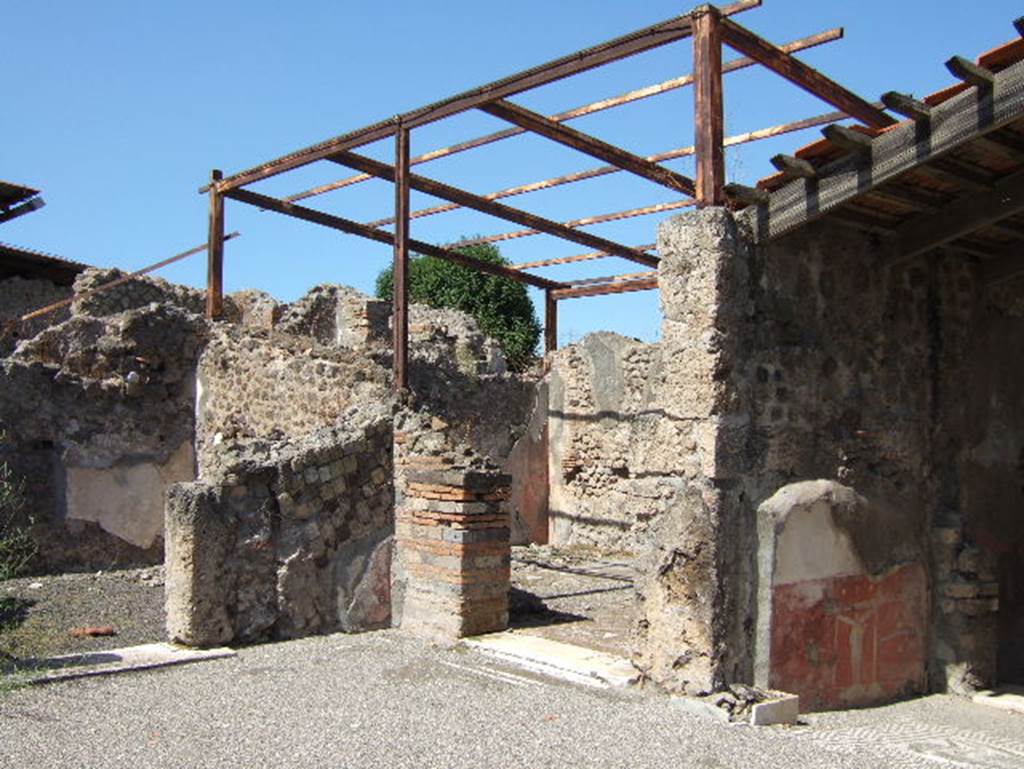 VIII.2.26 Pompeii. September 2005. Doorways to cubiculum ‘q’ and triclinium ‘r’ in north-west corner of atrium, on west side of entrance vestibule ‘b’. 
