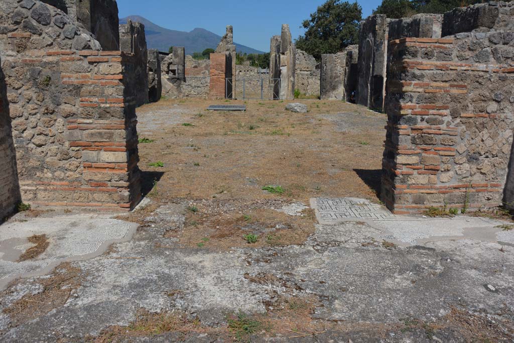 VIII.2.34 Pompeii. September 2019. Looking north through doorway of tablinum towards atrium and across to entrance doorway.
Foto Annette Haug, ERC Grant 681269 DÉCOR.
