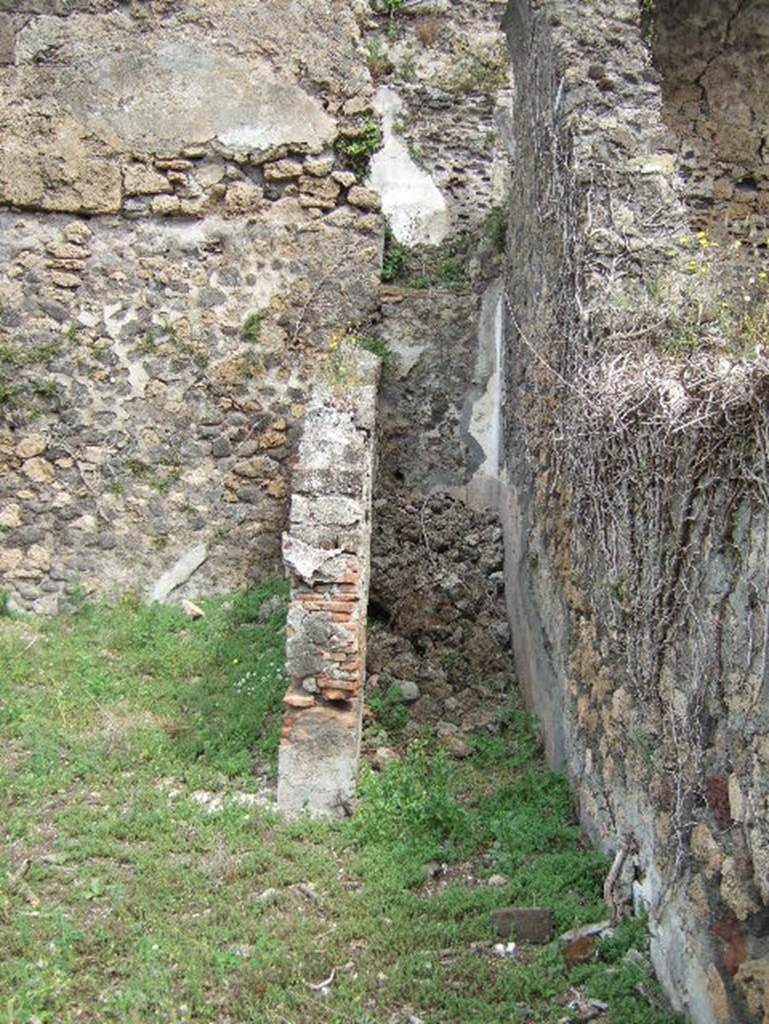 VIII.2.34 Pompeii. May 2006. Small room ‘9’, or store-cupboard, on west side of east triclinium on lower level.

