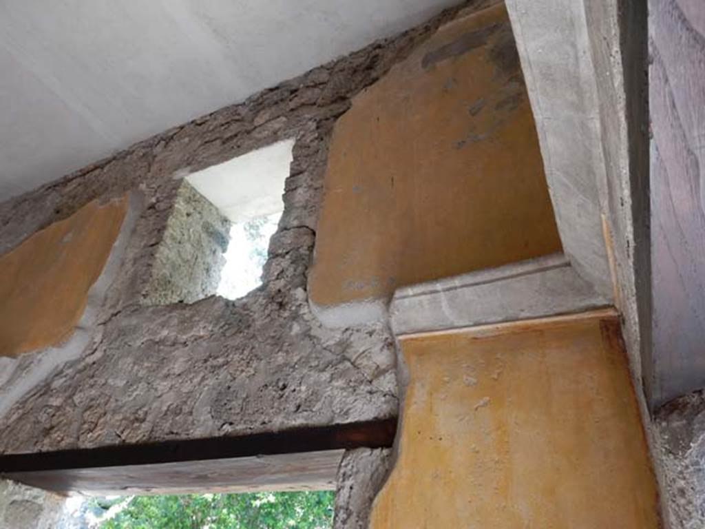 VIII.3.14 Pompeii. May 2016. Upper window in north wall of cubiculum, and north-east corner. Photo courtesy of Buzz Ferebee.