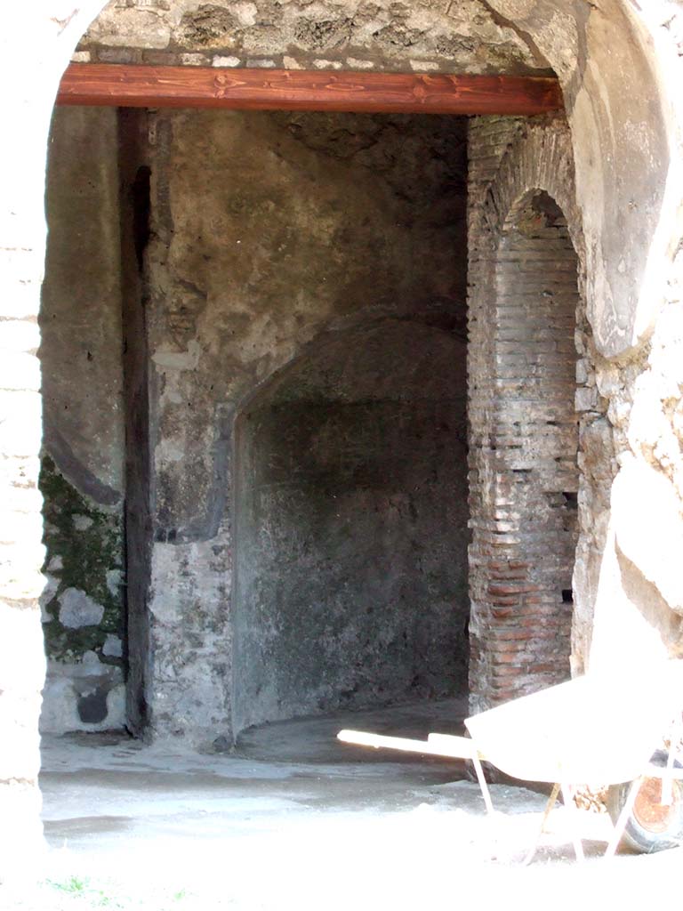 VIII.7.20 Pompeii. May 2006. West side. Room under the seating of the Large Theatre.
In the centre is the wider arch under the Tribunal from which also leads off the ramp to the media cavea under the smaller arch.
