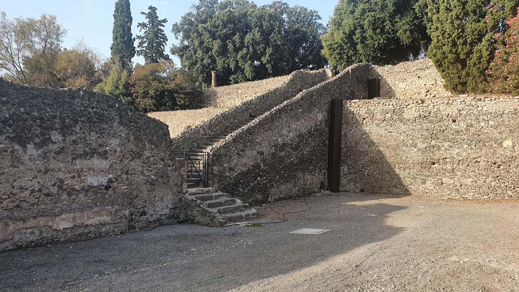 VIII.7.20 Pompeii. August 2021. West side.
Looking south-west towards steps down from Triangular Forum in area at rear of stage. 
Foto Annette Haug, ERC Grant 681269 DÉCOR.

