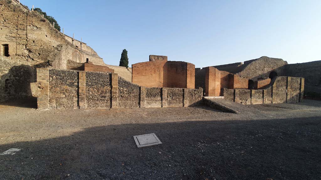 VIII.7.20 Pompeii. August 2021. Looking north from area at rear of stage.
Foto Annette Haug, ERC Grant 681269 DÉCOR.
