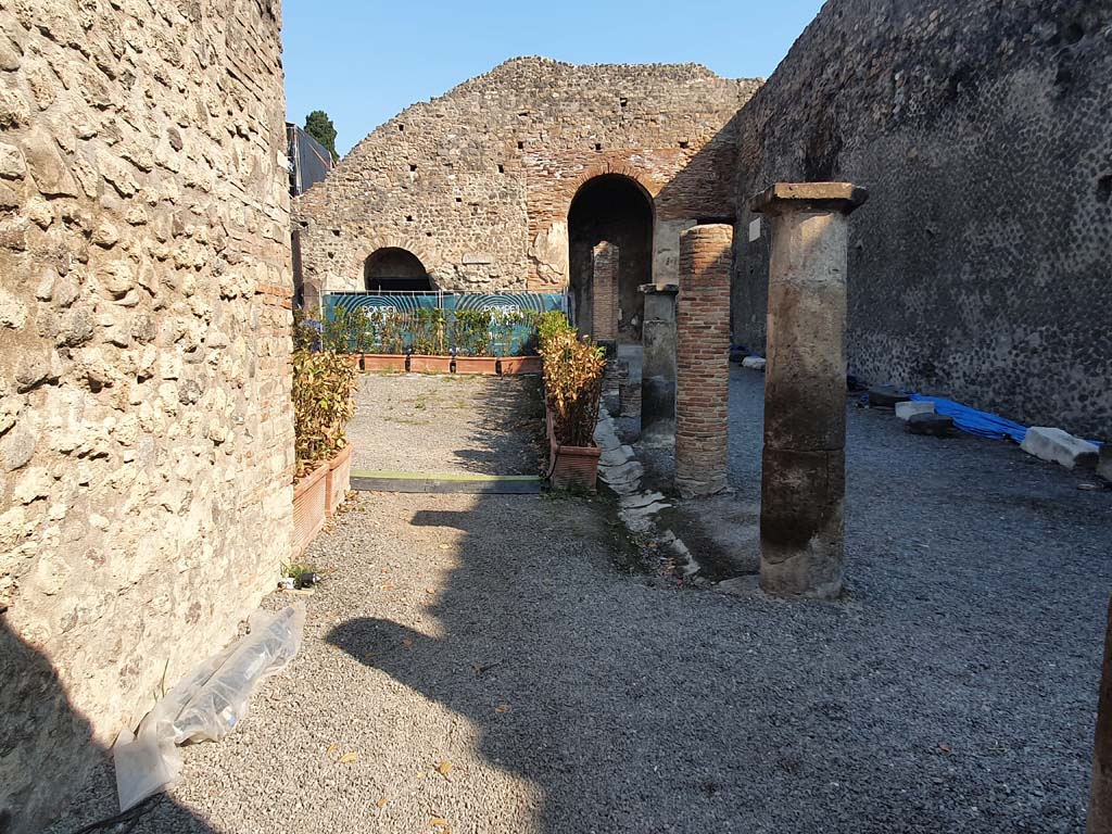 VIII.7.20 Pompeii. July 2021. Looking north in area on east side near the stage. 
Foto Annette Haug, ERC Grant 681269 DÉCOR.
