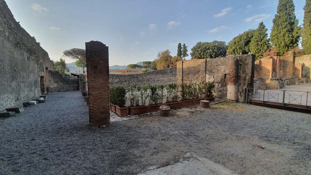 VIII.7.20 Pompeii. August 2021. East side. Looking south, with entrance to stage, on right.
Foto Annette Haug, ERC Grant 681269 DÉCOR.
