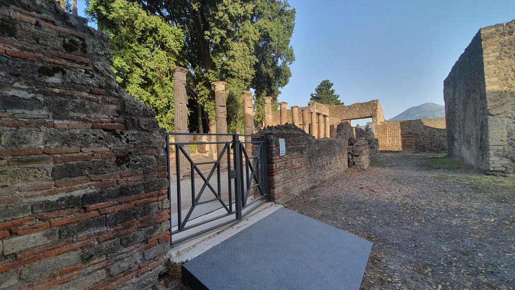 VIII.7.21 Pompeii. August 2021. Looking towards entrance/exit to Large Theatre from Triangular Forum, centre left.
Foto Annette Haug, ERC Grant 681269 DÉCOR.
