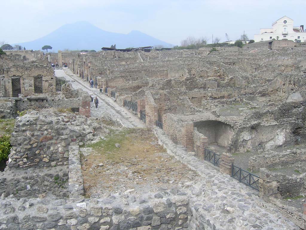 VIII.7.24 Pompeii, on left. April 2005. Looking north along Via Stabiana towards the crossroads of Holconius.
Reg. I, is on the right.  Photo courtesy of Klaus Heese.
