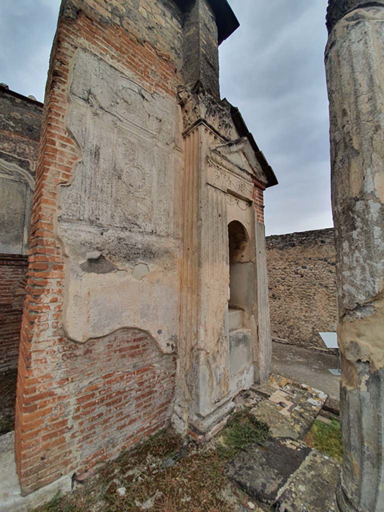 VIII.7.28 Pompeii. August 2021. Looking towards niche on north side of doorway into cella.
Foto Annette Haug, ERC Grant 681269 DÉCOR.
