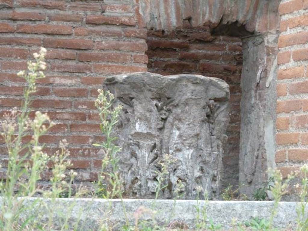 VIII.7.28 Pompeii. September 2015. Detail of cella rear wall of masonry and capital, on north-west side.