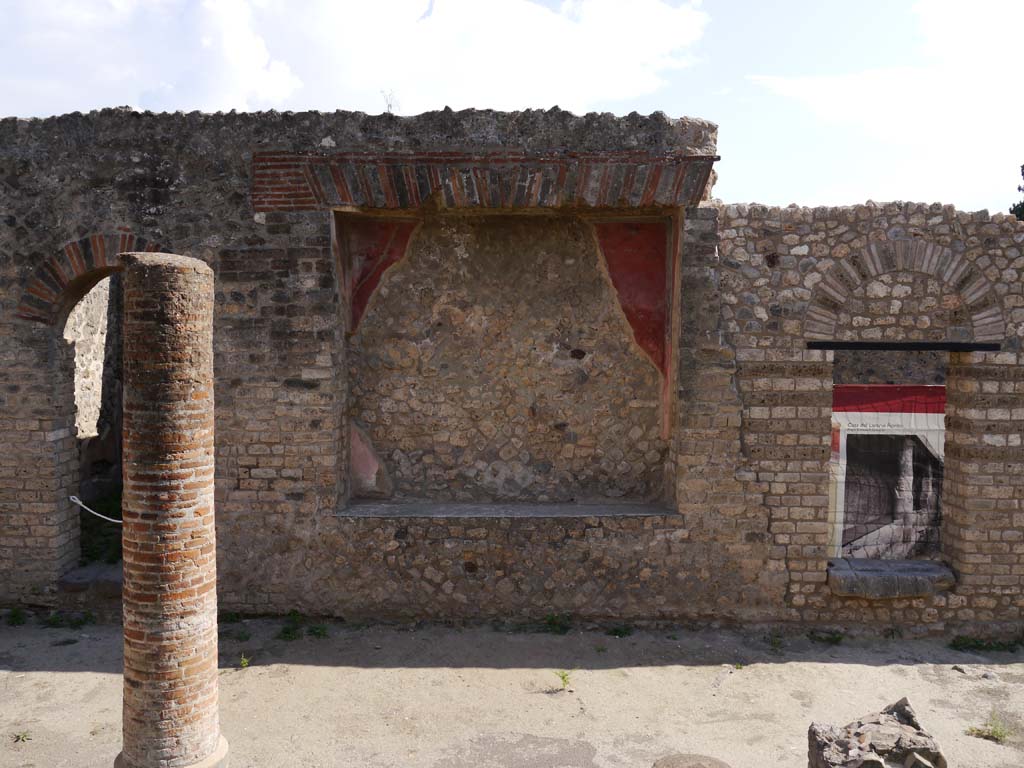 VIII.7.28 Pompeii. September 2018. Looking towards south portico and large recess.
Foto Anne Kleineberg, ERC Grant 681269 DÉCOR.
