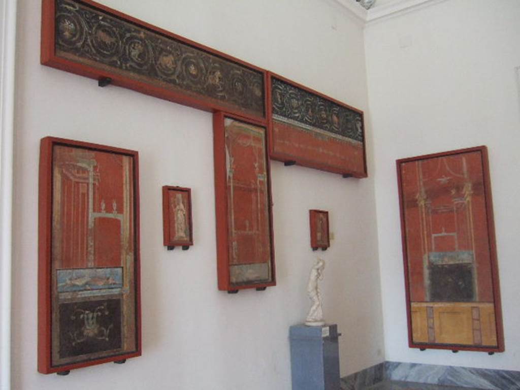 VIII.7.28 Pompeii. Location not recorded but possibly from south wall of portico. 
Top left is a fresco with a continuous sequence of scrolls and acanthus scrolls.
Now in Naples Archaeological Museum. Inventory number 8550.

