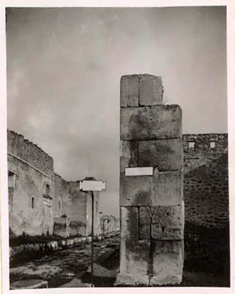 IX.1.16 Pompeii. Pre-1943. Photo by Tatiana Warscher. Looking north to pilaster on Via dell’Abbondanza. 
On the left is the side entrance of the Stabian Baths, on Via Stabiana.
See Warscher, T. Codex Topographicus Pompeianus, IX.1. (1943), Swedish Institute, Rome. (no.60), p. 92.
