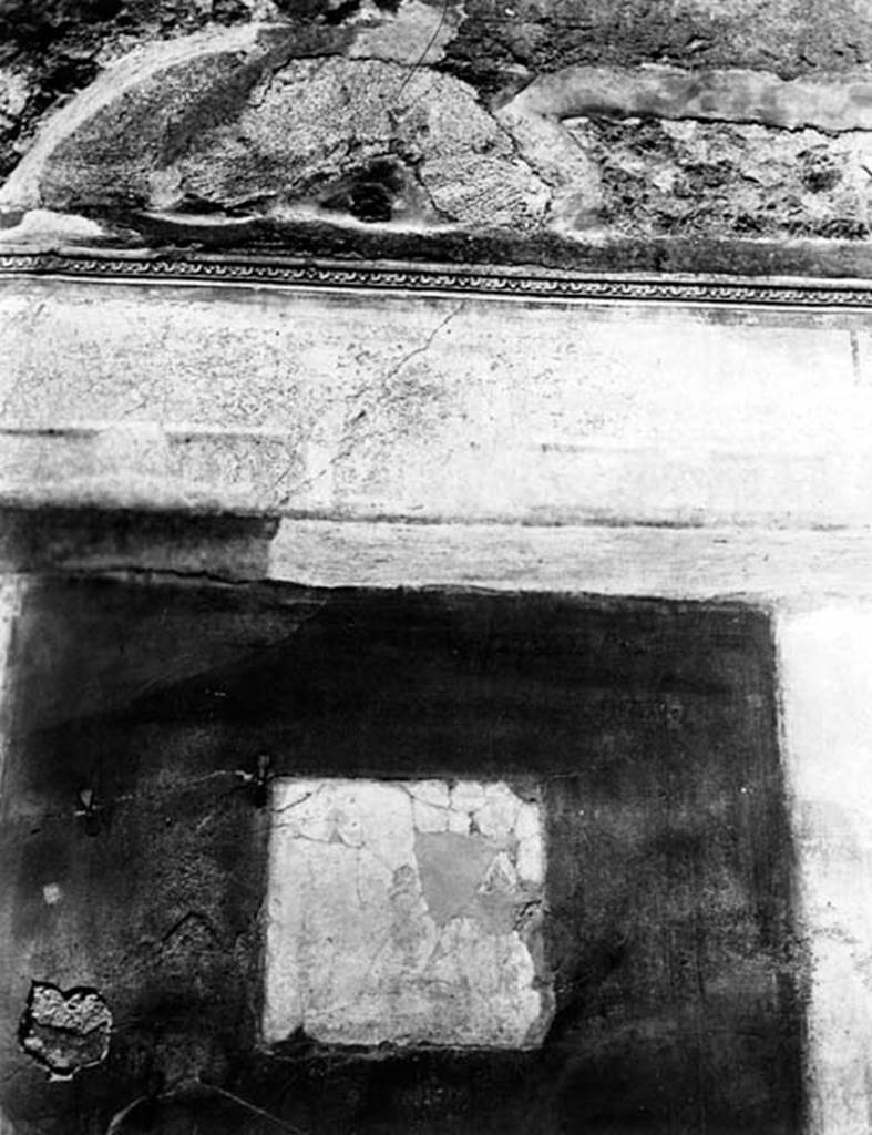 231937 Bestand-D-DAI-ROM-W.353.jpg
IX.2.5 Pompeii. W.353. North wall of triclinium, remains of wall decorations on wall and cornice.
Photo by Tatiana Warscher. Photo  Deutsches Archologisches Institut, Abteilung Rom, Arkiv. See http://arachne.uni-koeln.de/item/marbilderbestand/231937 

