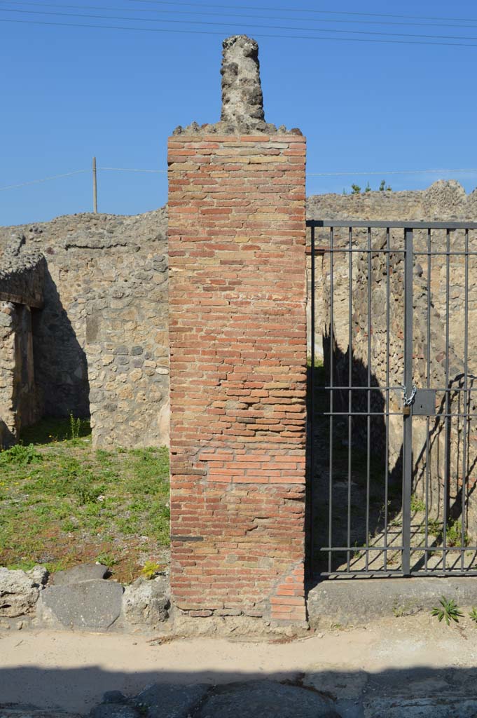 IX.3.14 Pompeii. October 2017. Pilaster between IX.3.14 and IX.3.15.  
Foto Taylor Lauritsen, ERC Grant 681269 DCOR.
