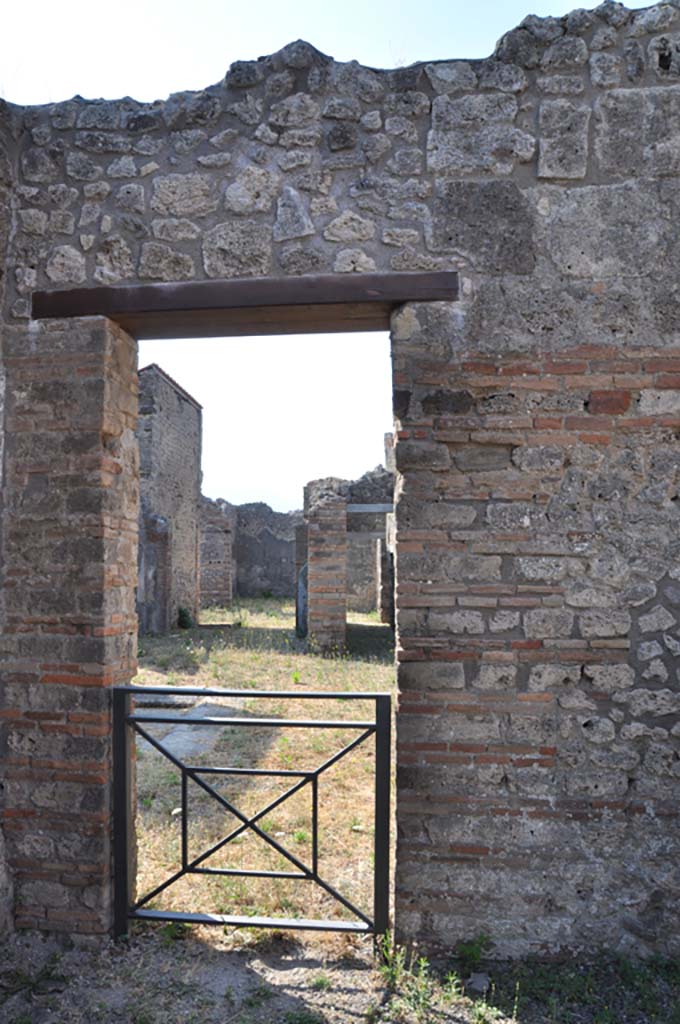 IX.5.1 Pompeii. July 2017. Doorway to atrium of IX.5.2 in south wall in south-east corner.
Foto Annette Haug, ERC Grant 681269 DÉCOR
