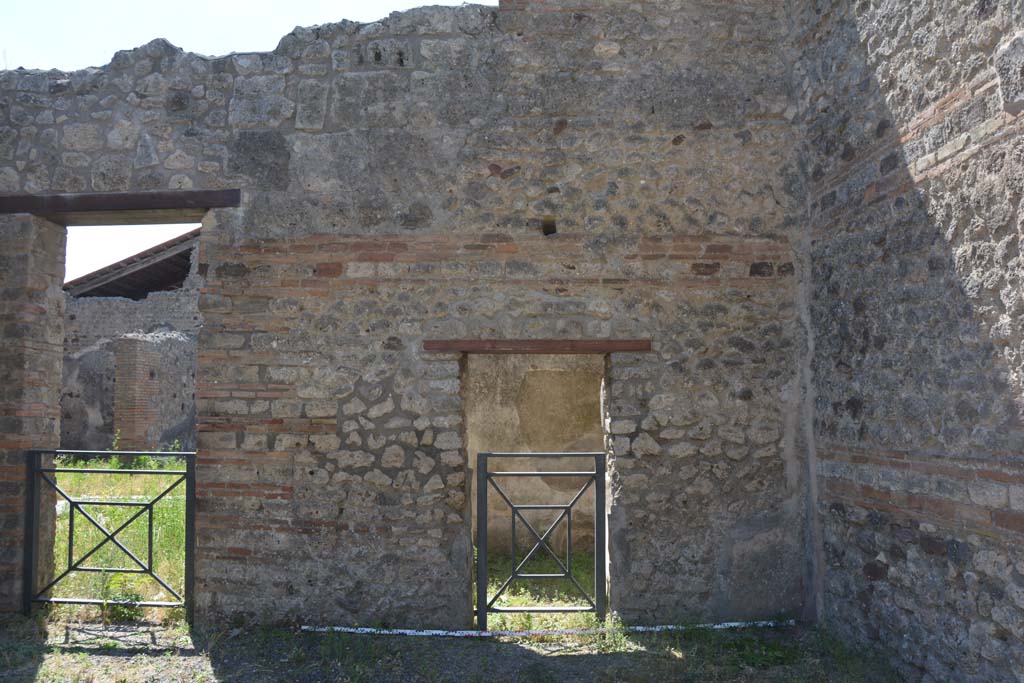 IX.5.1 Pompeii. May 2017. South wall with two doorways, the one on the right leading into a rear room of the shop.
Foto Christian Beck, ERC Grant 681269 DÉCOR.
