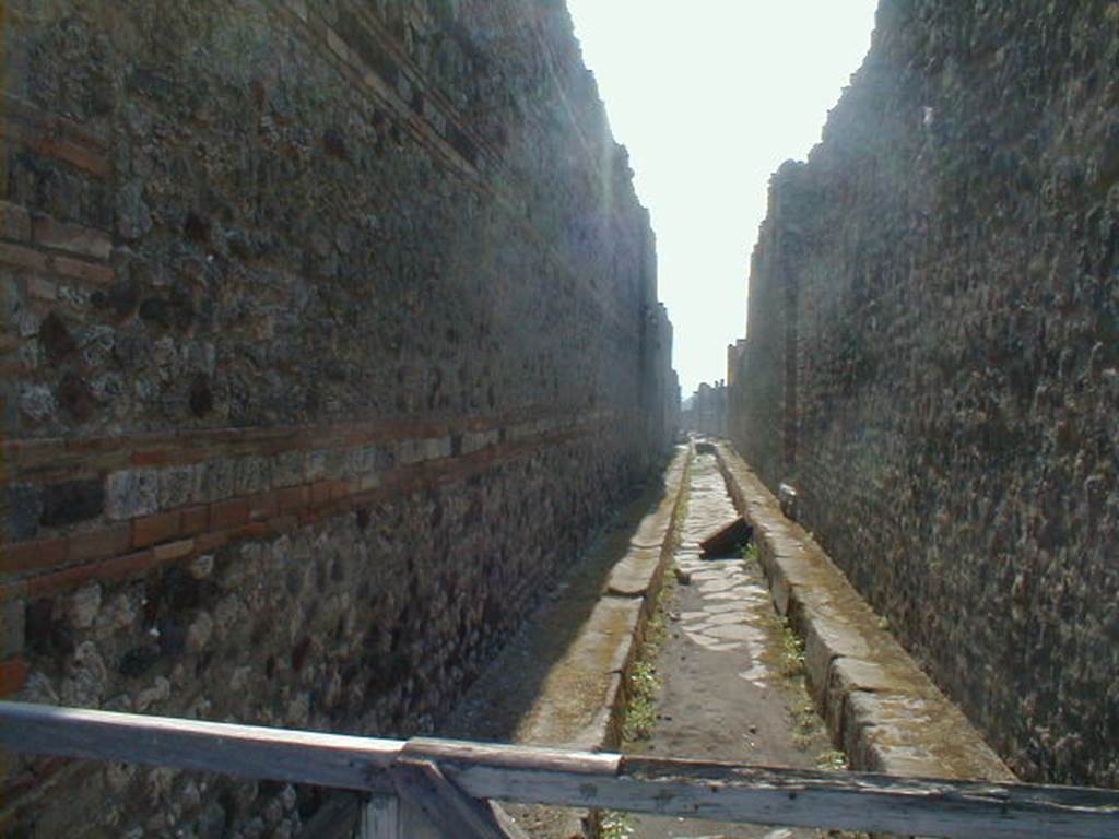 IX.5.1 Pompeii, (side wall). Vicolo di Tesmo, looking south from Via de Nola. IX.4, on right.