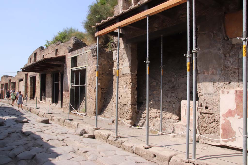 IX.7.2 Pompeii. September 2019. Looking west along north side of Via dellAbbondanza, with workshop, on right.
Photo courtesy of Klaus Heese.

