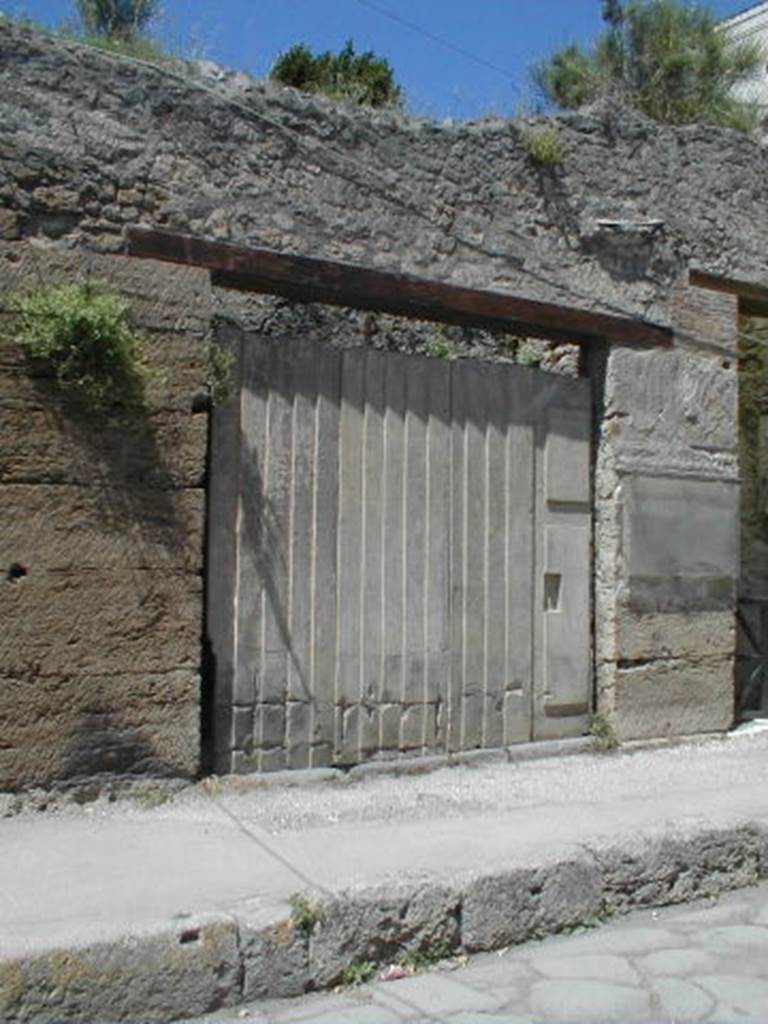 IX.7.10 Pompeii. September 2004. Entrance doorway with plaster-cast of doors. 