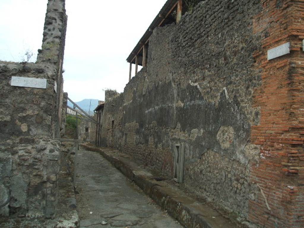 IX.8.1 Pompeii, street altar, on left.              Vicolo del Centenario looking south.               Corner of IX.5, on right.