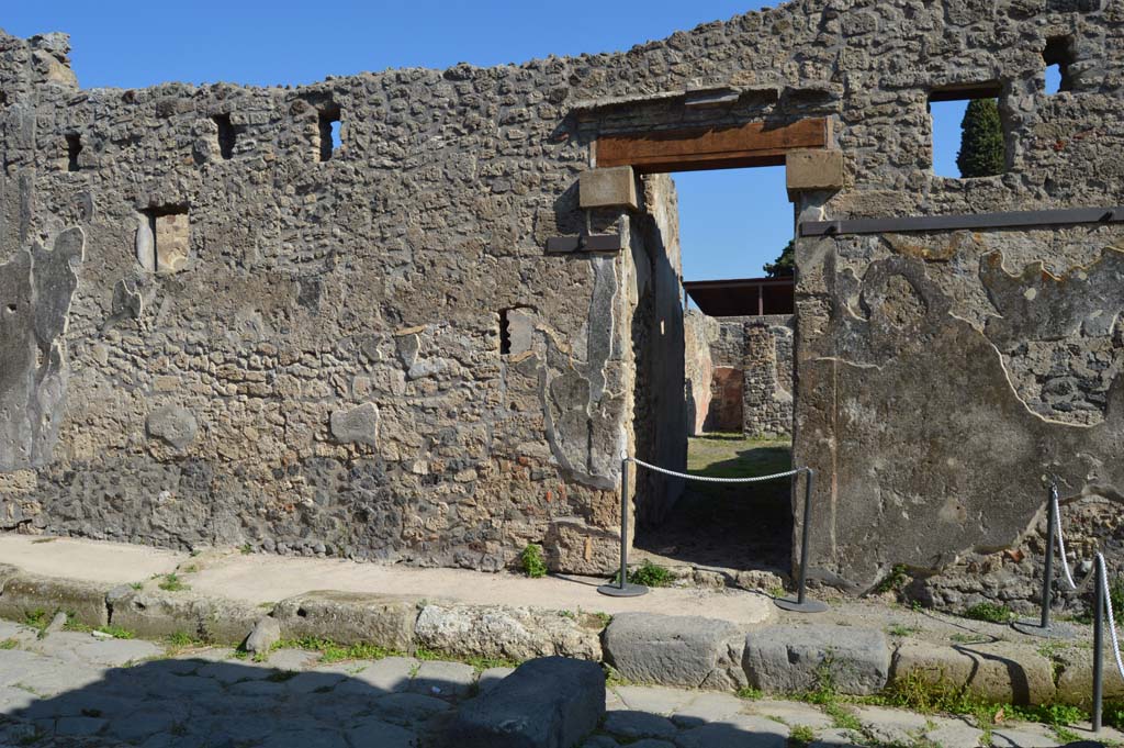 IX.8.b Pompeii. October 2017. Looking on Vicolo del Centenario towards façade on north side of entrance doorway.
Foto Taylor Lauritsen, ERC Grant 681269 DÉCOR.

