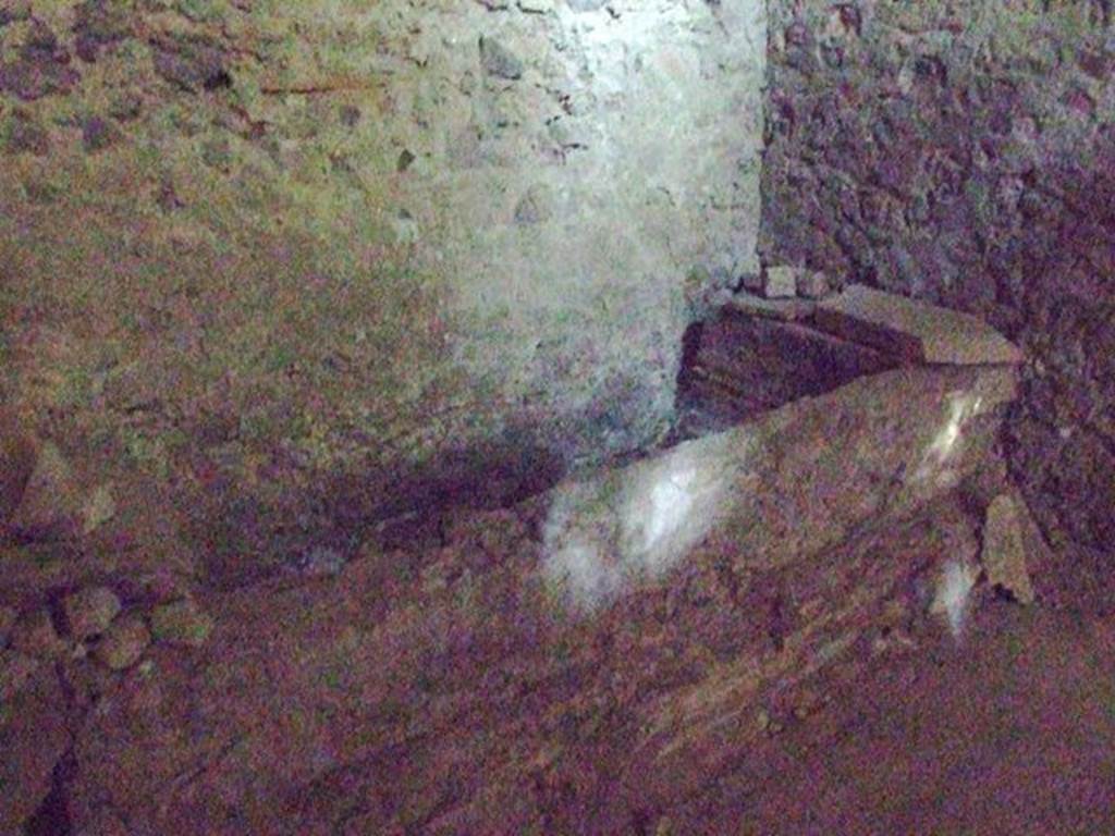 HGW24 Pompeii. December 2006. Bath or basin for hot water against north wall of caldarium in baths complex.
