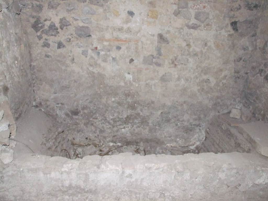 HGW24 Pompeii. December 2006. Bath or basin against north wall of caldarium in baths complex.