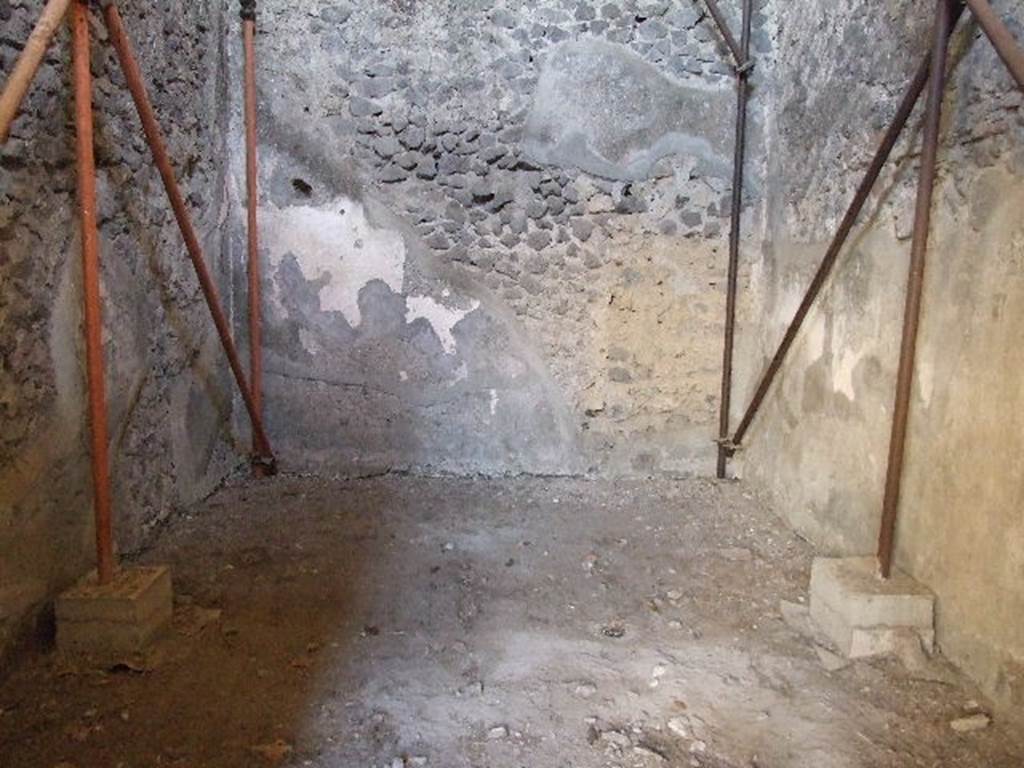 HGW24 Pompeii. December 2006. Looking south into storeroom, according to Mau, or apodyterium, according to Breton.