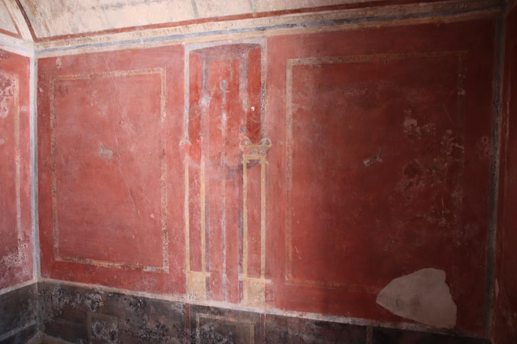 HGW24 Pompeii. Villa of Diomedes. October 2023.
South-east corner and south wall of one of the richly decorated living rooms on the eastern side of the garden. Photo courtesy of Klaus Heese.
(Villa Diomedes Project – area 61).
(Fontaine, room 5,13).
