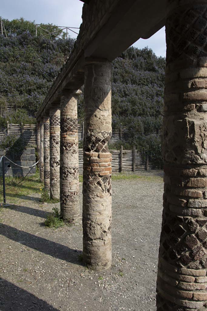 Villa of Mysteries, Pompeii. March 2019. Looking east along colonnade.
Foto Annette Haug, ERC Grant 681269 DÉCOR.
