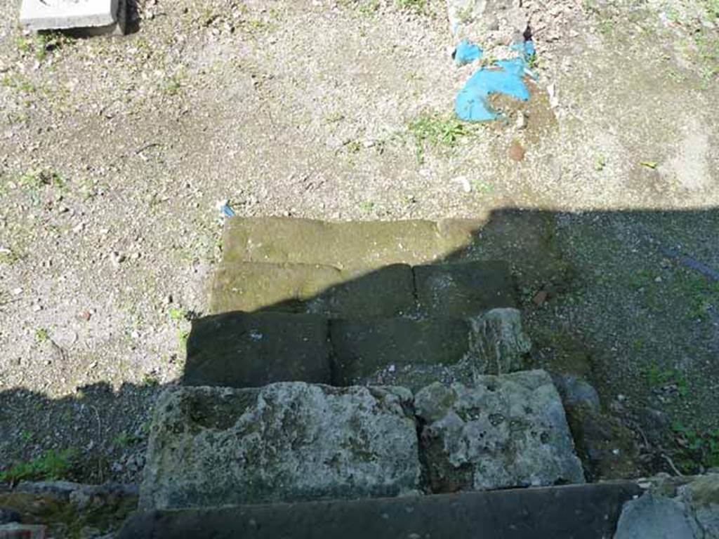 Villa of Mysteries, Pompeii. May 2010. Steps at end of portico P5.