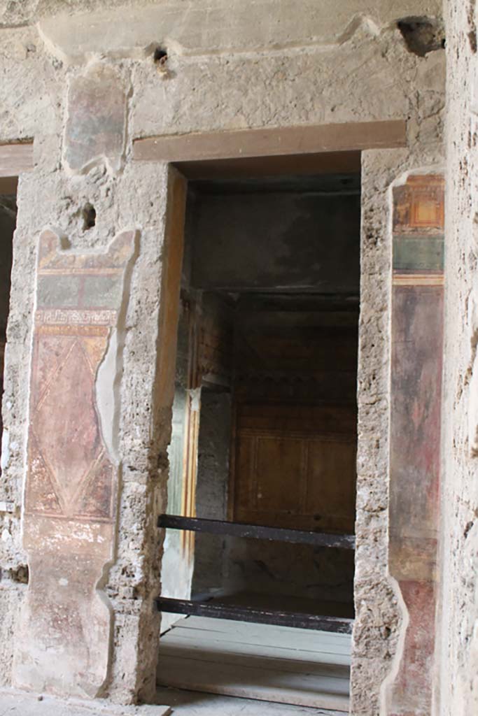 Villa of Mysteries, Pompeii. November 2017. 
Room 3, looking through doorway in south-west corner of atrium, 64.
Foto Annette Haug, ERC Grant 681269 DÉCOR.
