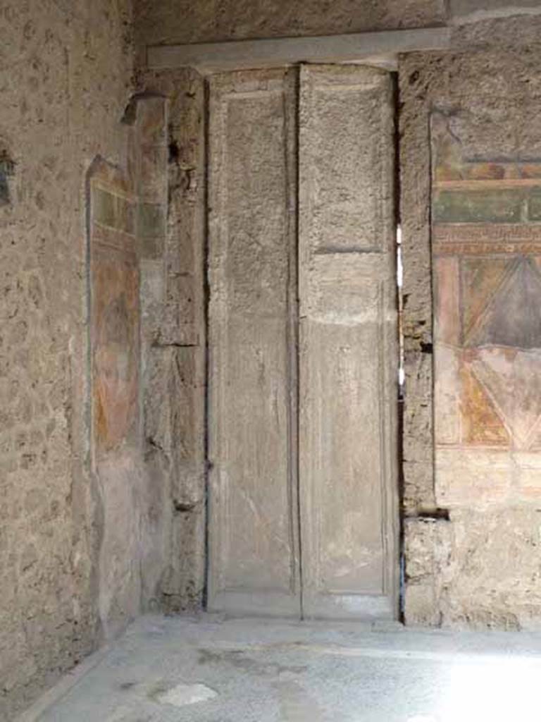 Villa of Mysteries, Pompeii. May 2010. Room 64, cast of doorway on north side of east wall of atrium.
